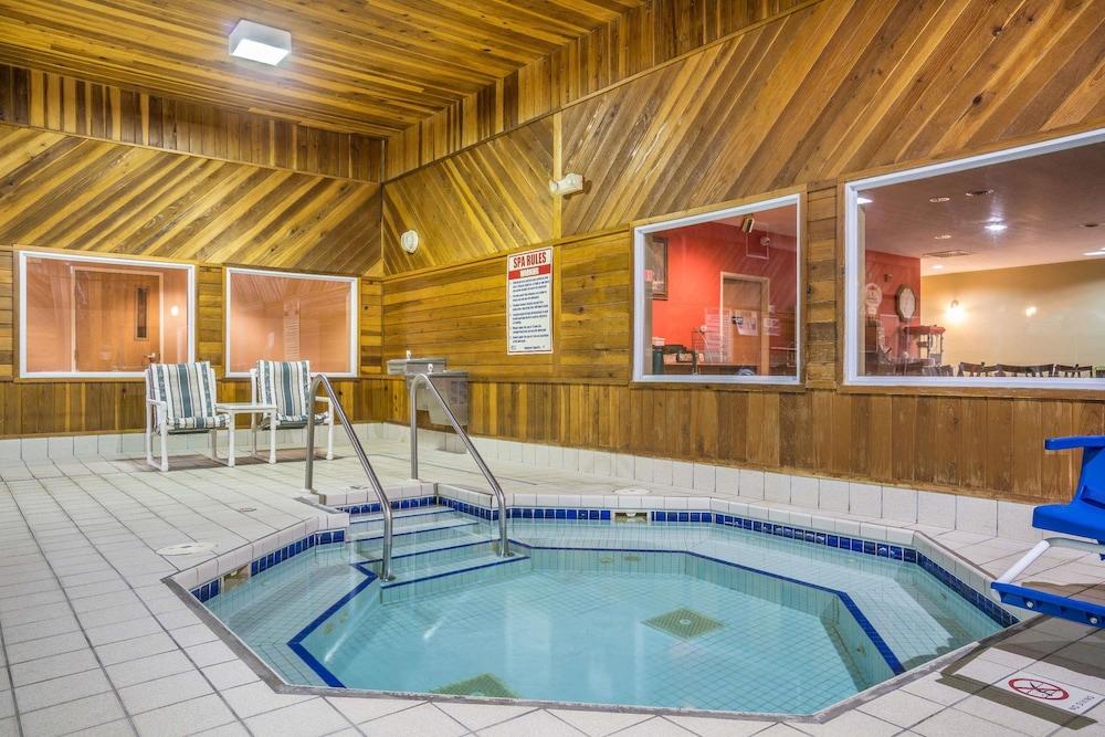 Super 8 By Wyndham Osseo Wi Hotel Exterior photo